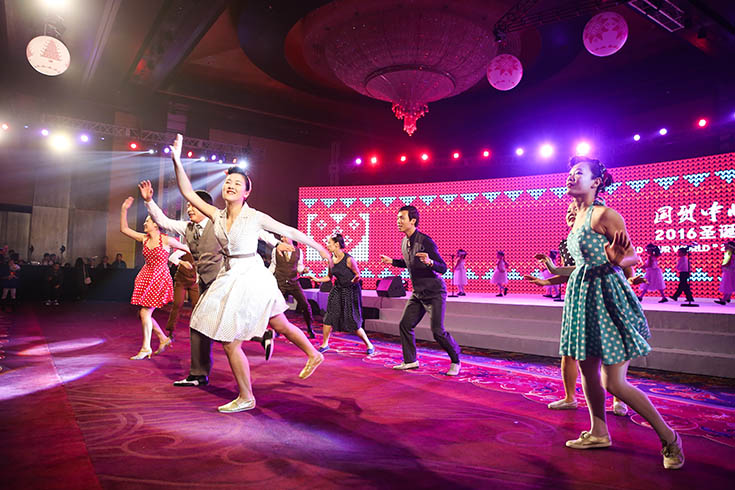 摇摆舞活力洋溢，充满节庆气息。