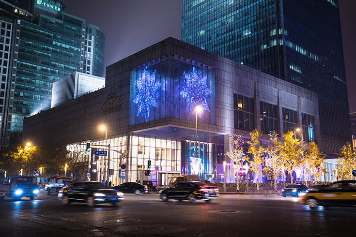 优德88 优德官网大厦华光溢彩，引领光华路夜晚美景。