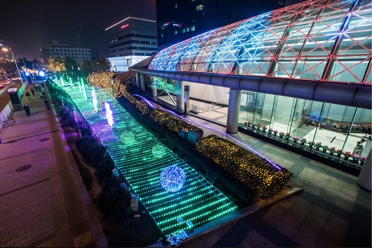 标志性的南大门灯饰：多彩灯光歌颂绚烂时光。