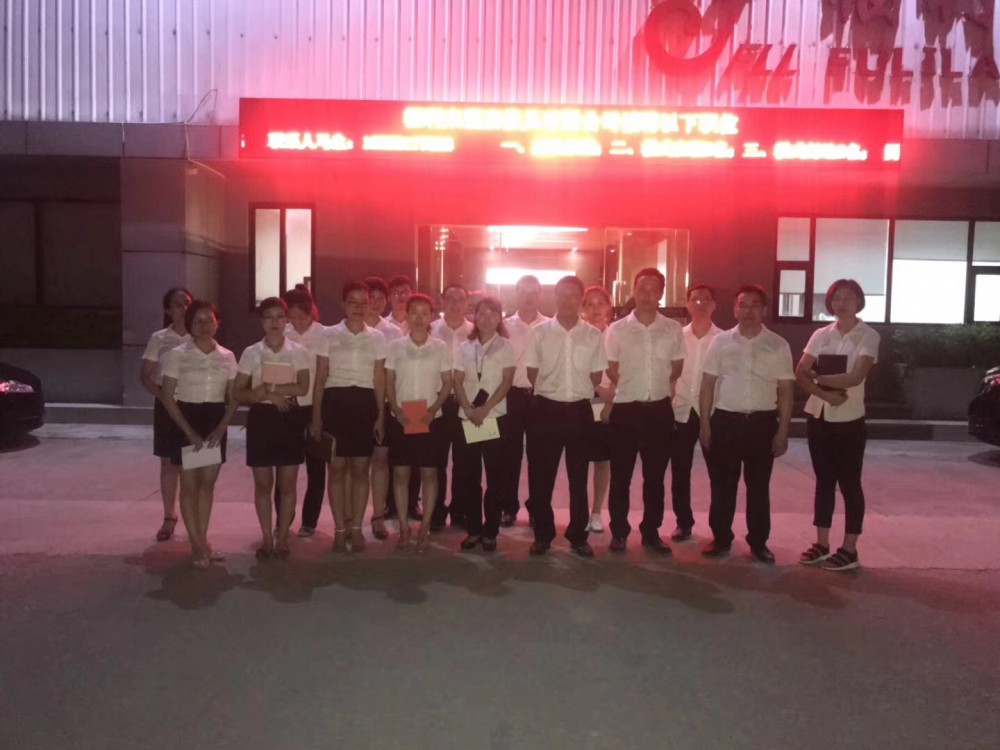 威廉希尔酒店家具产品专业知识加班培训，努力打造精英团队